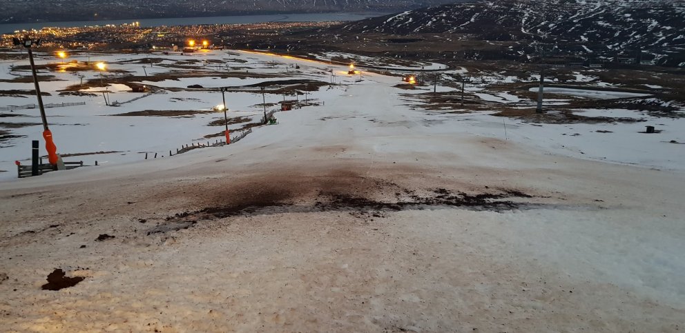 Mt. Hlíðarfjall is closed due to weather conditions and lack of snow