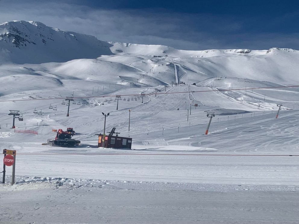 The town of Akureyri offers primary and secondary school students in Akureyri swimming and skiing du…