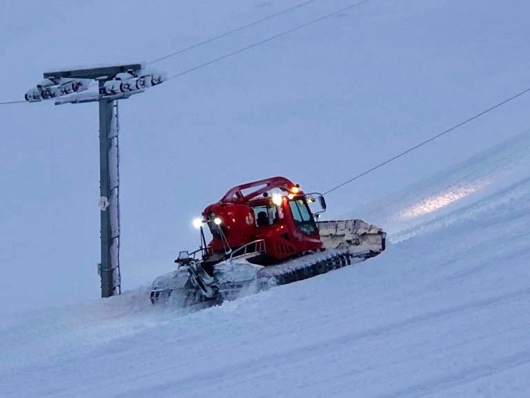 Snjóþjöppun hægir á bráðnun.
