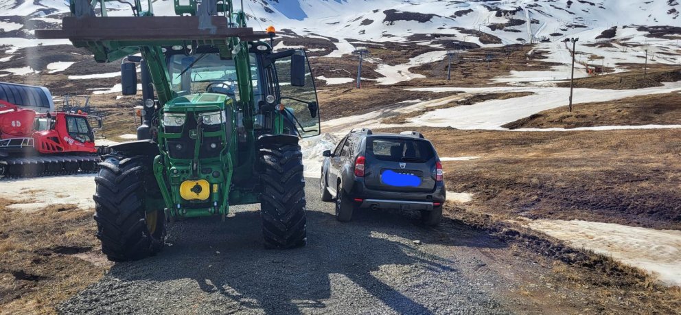Vinsamlegast leggið ekki bílum á veginum upp við Fjarka þar sem verið er að keyra stór vinnutæki sem…