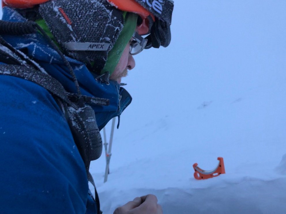 Óskar Ingólfsson Skíðagæslumaður að störfum.